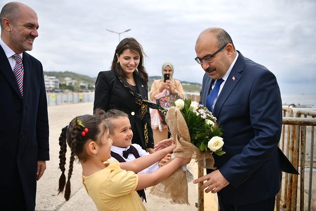 Vali Ustaoğlu, Avşa Adası'ndaki esnaf ve halkı ziyaret etti.