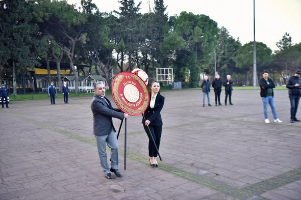 Altıeylül Belediyesi'nden 24 Kasım Öğretmenler Günü'nde Anıta Çelenk