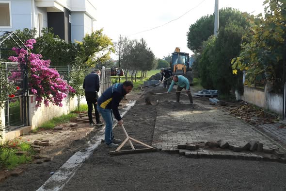 Burhaniye'de Altyapı ve Yol Çalışmaları Hız Kesmeden Devam Ediyor