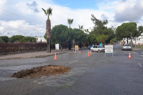 Burhaniye Ören Mahallesi'nde Kanalizasyon Hattı Çöktü, Ana Bağlantı Yolu Trafiğe Kapatıldı