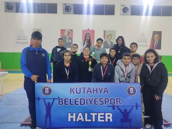 Kütahya Belediyespor Haltercileri İzmir'deki Şampiyonadan Madalyalarla Döndü