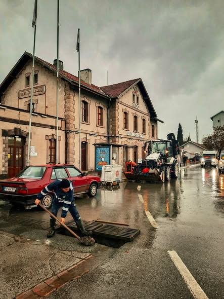 Balıkesir'de Yağmur Suyu Tahliyesi İçin Altyapı Temizlik Çalışmaları Sürüyor