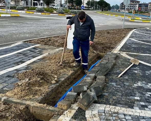 Burhaniye'de Park ve Yeşil Alanlar Yenileniyor