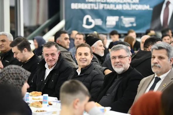Kepsut Belediye Başkanı, Mehmet Karabey Kültür Merkezi'nde Düzenlenen İftar Programına Katıldı
