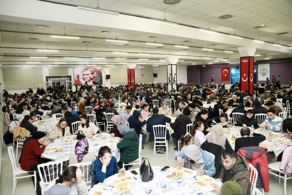 Burhaniye'de Ramazan Sofraları Hemşehrileri Bir Araya Getiriyor