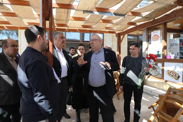 Edremit Belediyesi Tarihi Çınaraltı Çay Bahçesi'nde Yenileme Çalışmaları Başlatıyor