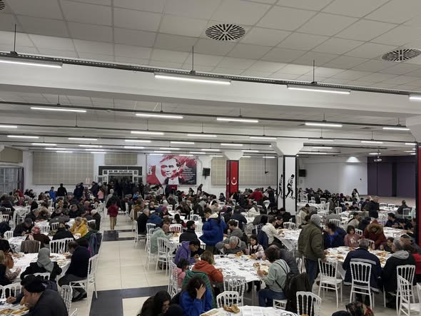 Burhaniye'de Şerif Bekirakis Hayrına İftar Sofrası Kuruldu, Ramazan Boyunca Ücretsiz Ulaşım Devam Ediyor