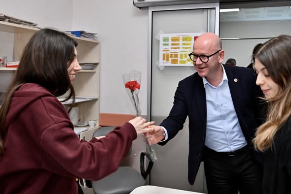 CHP'li SARI'dan Ayvalık'ta Sağlık ve İtfaiye Çalışanlarına Ziyaret