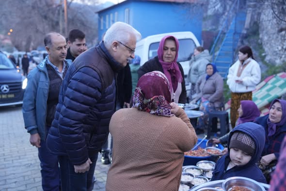 Burhaniye'de Kırtık Mahallesi'nde Ramazan İftar Buluşması Gerçekleşti