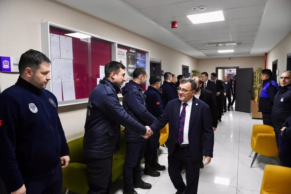 Altıeylül Belediyesi Ramazan Bayramı'nda Personel ve Vatandaşlarla Buluştu