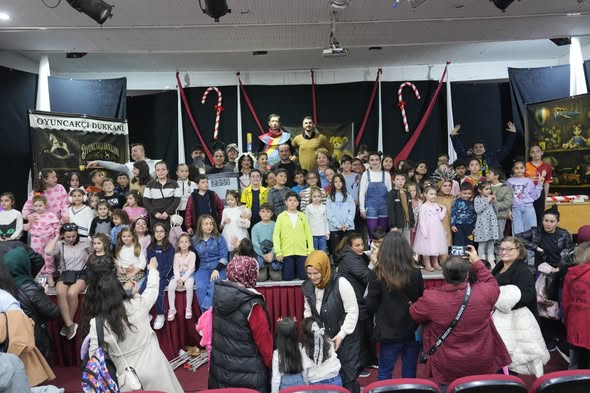 Burhaniye'de Dünya Tiyatro Günü'nde 