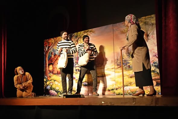 Akhisar'da Çocuklar Bremen Mızıkacıları ile Eğlendi