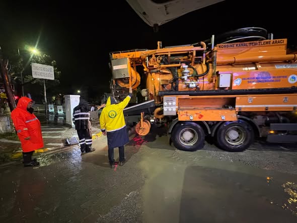 Edremit'te Sağanak Sonrası Gece Yarısı Seferberliği: Ekipler Sahada Ne Yapıyor?