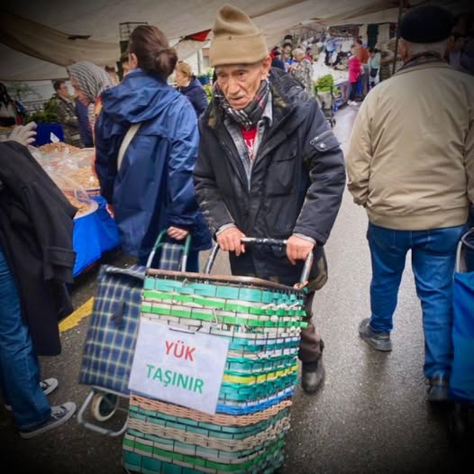 70 Yaşında Yük Taşıyan Vatandaş: Serkan Sarı'dan Sert Eleştiri
