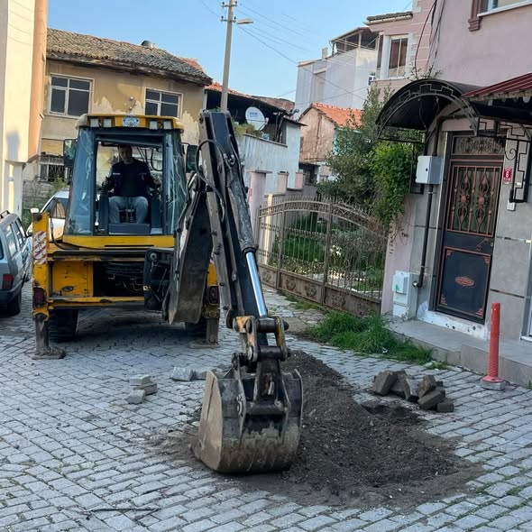 Bigadiç'te Yol Yapımı Hız Kesmiyor: Camii ve Çavuş Mahalleleri'nde Altyapı Güçleniyor
