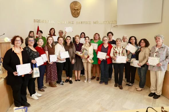 Burhaniye'de 16 Haftalık Kadın Hakları Eğitimi Sertifikalarla Taçlandı