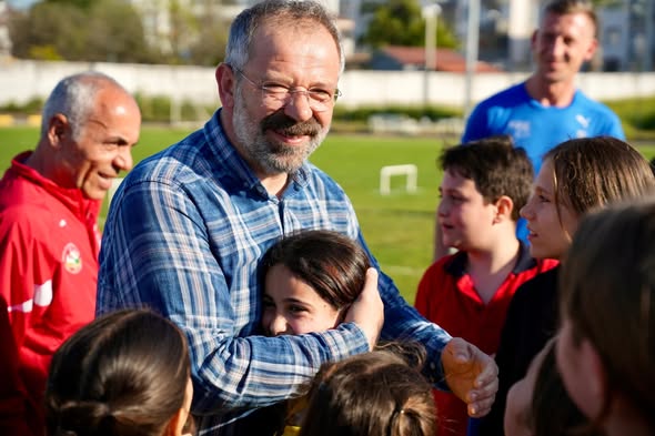Gömeç Belediyesi minik sporcuları ziyaret etti