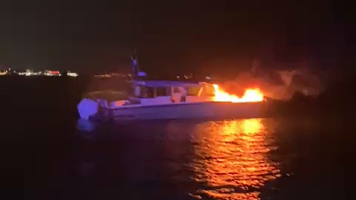 Kadıköy'de Tekne Yangını: 4 Kişi Kurtarıldı
