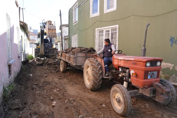 Burhaniye'de Altyapı Hamlesi: 7 Mahallede Çalışmalar Devam Ediyor