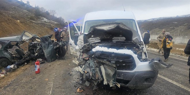 Gümüşhane'de Servis Minibüsü ile Otomobil Çarpıştı: 1 Ölü, 9 Yaralı