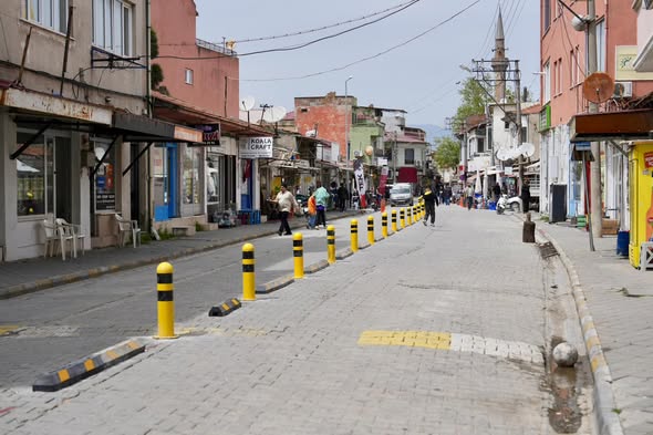 Burhaniye'de Trafik Kilitlenmesi Çözüldü: Atatürk Caddesi'ne Yeni Düzenleme