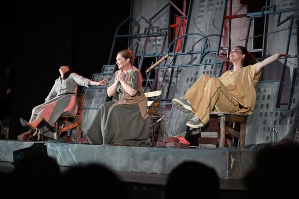 Manisa'da Tiyatro Festivali Duygu Dolu Anlara Sahne Oldu