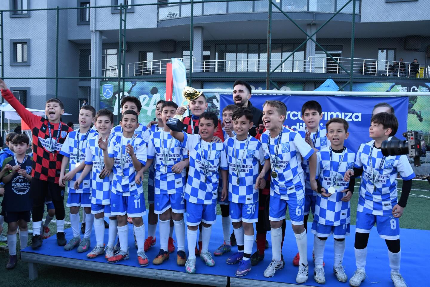 Balıkesir'de Geleceğin Yıldızları: U10 Şampiyon, U9 Üçüncü Oldu