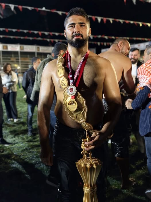 Balıkesir'in Güreşçisi Enes Doğan, Kepez'de Başpehlivan Oldu