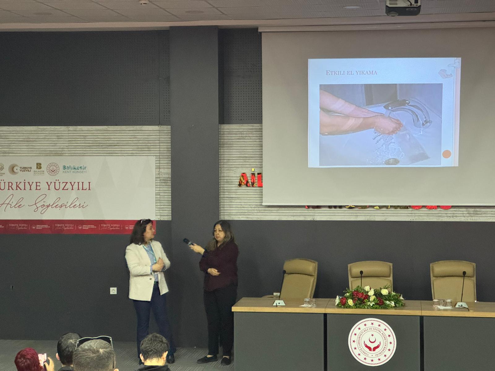 Balıkesir'de Huzurevi Personeline Bulaşıcı Hastalıklar Eğitimi Verildi