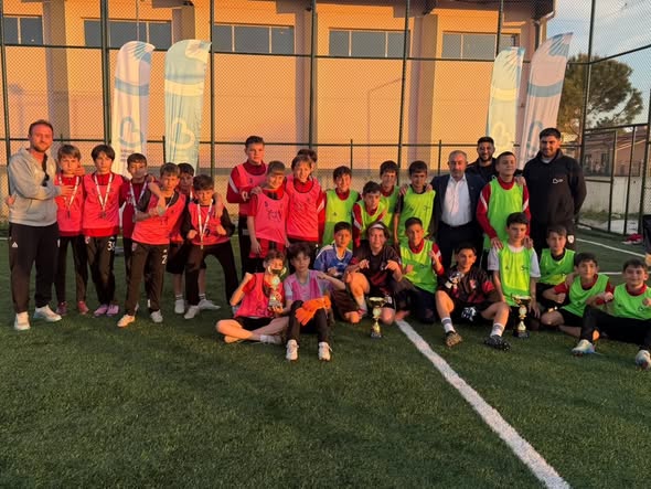 Manyas'ta 23 Nisan Futbol Heyecanı: Çocuklar Sahada Kupa Sevinci Yaşadı