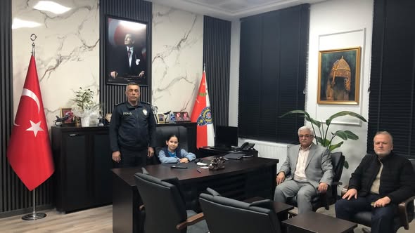 Gönen'de 23 Nisan Coşkusu: Minik Öğrenci Emniyet Müdürü Koltuğuna Oturdu