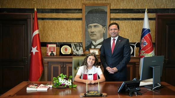 Sındırgı'da Başkanlık Koltuğu Minik Elif Rana'ya Emanet