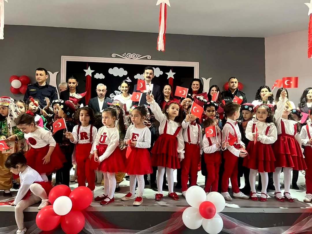 Manyas'ta 23 Nisan Coşkusu: Çocuklar Onuncu Yıl Marşı ile Sahneyi Fethetti