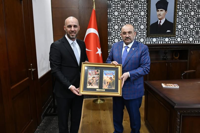 Balıkesir Valisi Ustaoğlu'na Çantay ve Çocuk Kitapları Takdimi