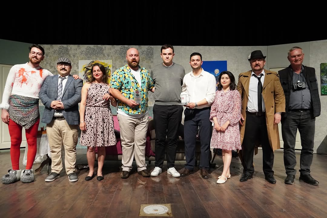 Susurluk'ta Tiyatro Rüzgarı: İkinci Festivalde 'Haydi Karına Koş' Alkışlandı