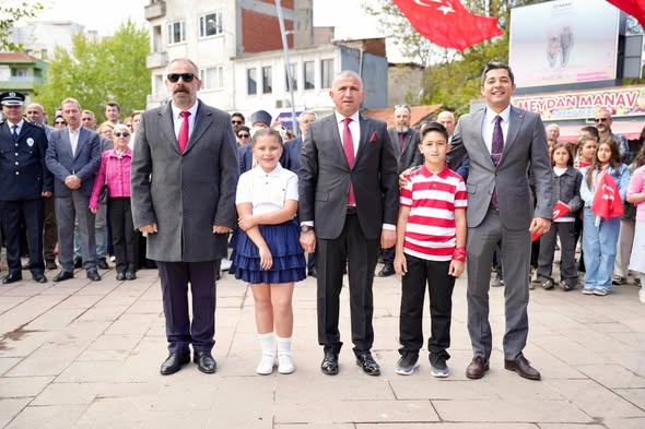 Gömeç'te 23 Nisan Geleneği: Semih Işık Başkan Koltuğunda
