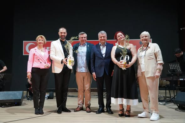 Edremit'te Sevda Şarkıları Konseriyle Müzik Dolu Bir Akşam