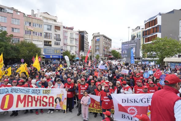 Burhaniye'de 1 Mayıs: Emeklilerin Yaşam Mücadelesi Gündemde