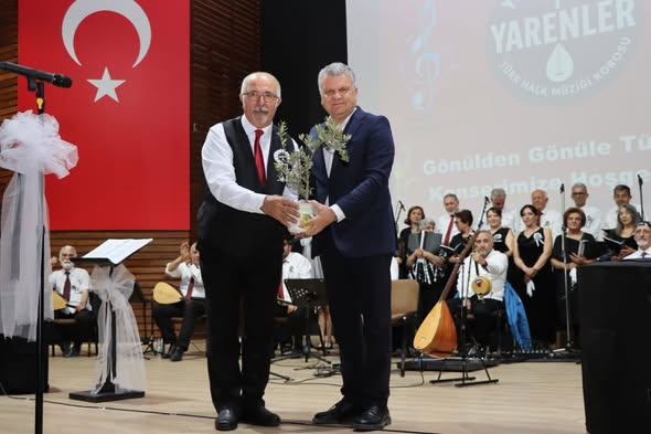 Edremit'te Türk Halk Müziği Rüzgarı: Yedi Bölge Yarenler Korosu Sahne Aldı