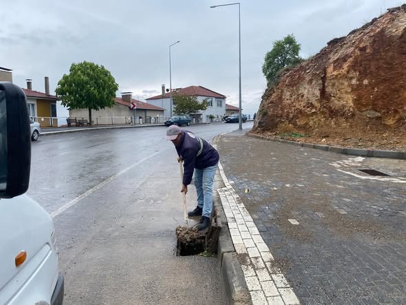 Dursunbey'de Sel Riskine Karşı 7/24 Temizlik Seferberliği