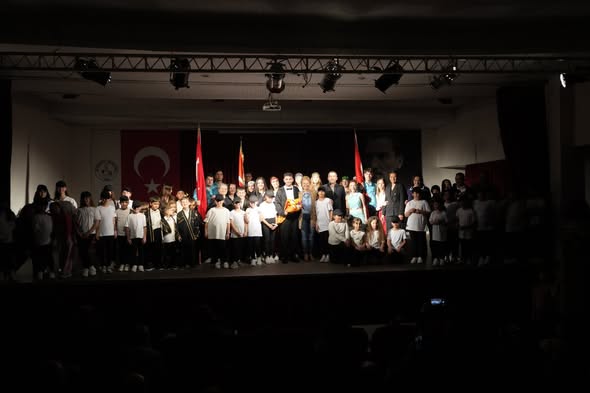 53 Dansçı Sahne Aldı: Burhaniye'de 'Kökten Ritme' Rüzgarı