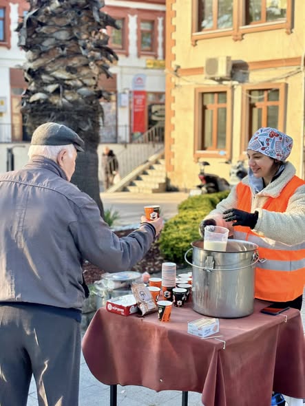 Bayramiç Belediyesi Hıdırellez'de Süt İkram Etti