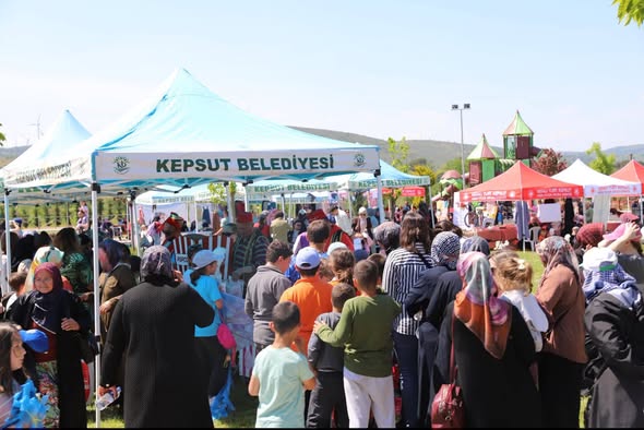 Kepsut'ta Hıdırellez Coşkusu: Millet Bahçesi'nde Binlerce Kişi Buluştu