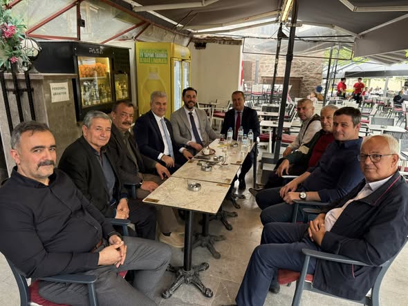 AK Partili Canbey, Paşa Cafe'de Muhtarlar ve Gazeteciyle Buluştu