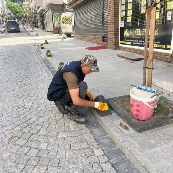 Bigadiç'te Hitay Caddesi'nde Kaldırım Yenileme Çalışmaları Sürüyor