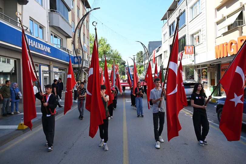 Bigadiç'te 19 Mayıs Eleştirisi: 5 Lise Var, Sadece 1'i Sahne Aldı