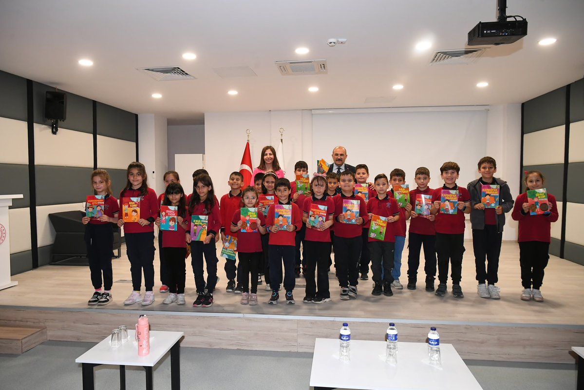 Balıkesir'de Öğrenciler Masal Yazarı Füsun Genç ile Buluştu