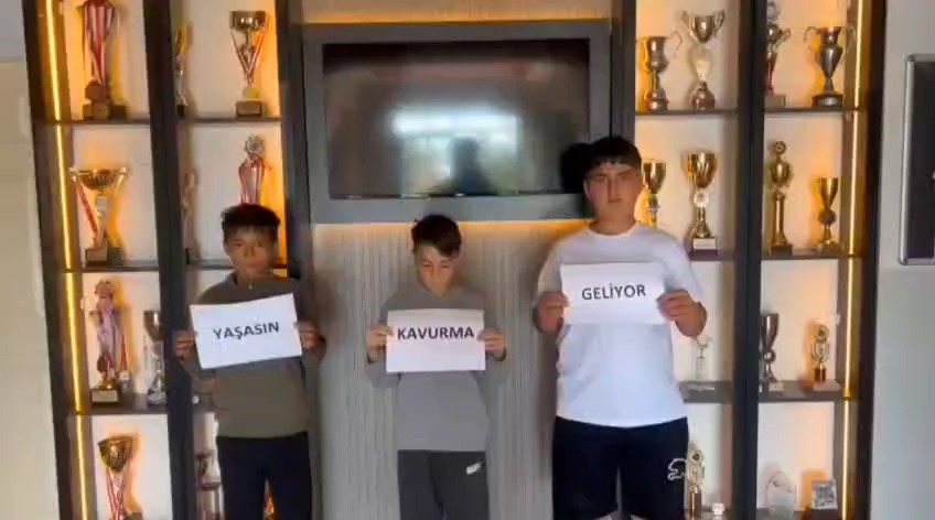 Balıkesir'de Çocuk Evleri'nden Bayram Coşkusu: Minikler Kamera Karşısında