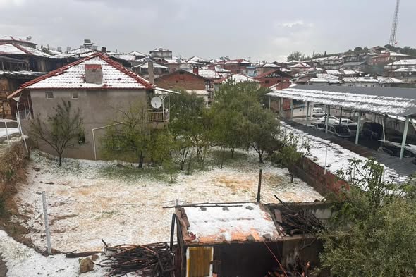 Demirci'de Dolu Felaketi: Çiftçilerin Emeği Zarar Gördü
