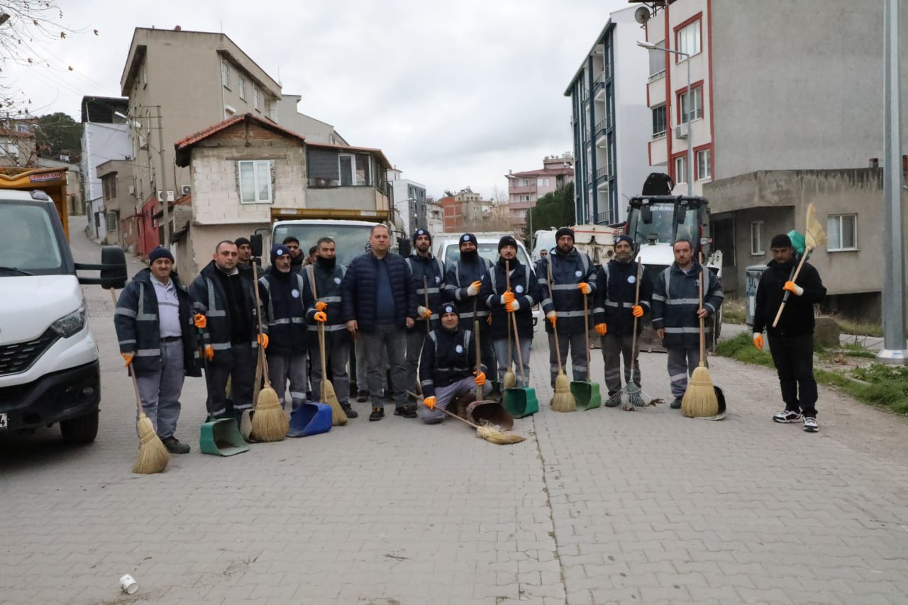 Edremit'te Temizlik İşleri Müdürlüğü'nün başlattığı temizlik operasyonu Gazicelal Mahallesi'nde devam ediyor.